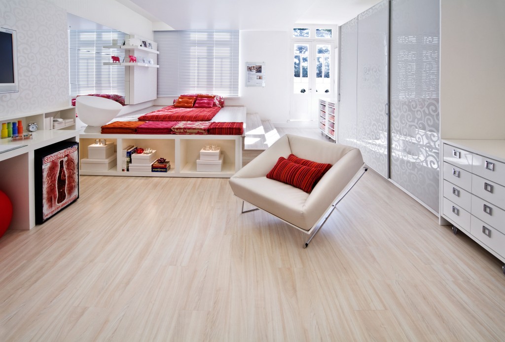 Piso laminado Durafloor Nature conta com textura rústica e padrões naturais da madeira.