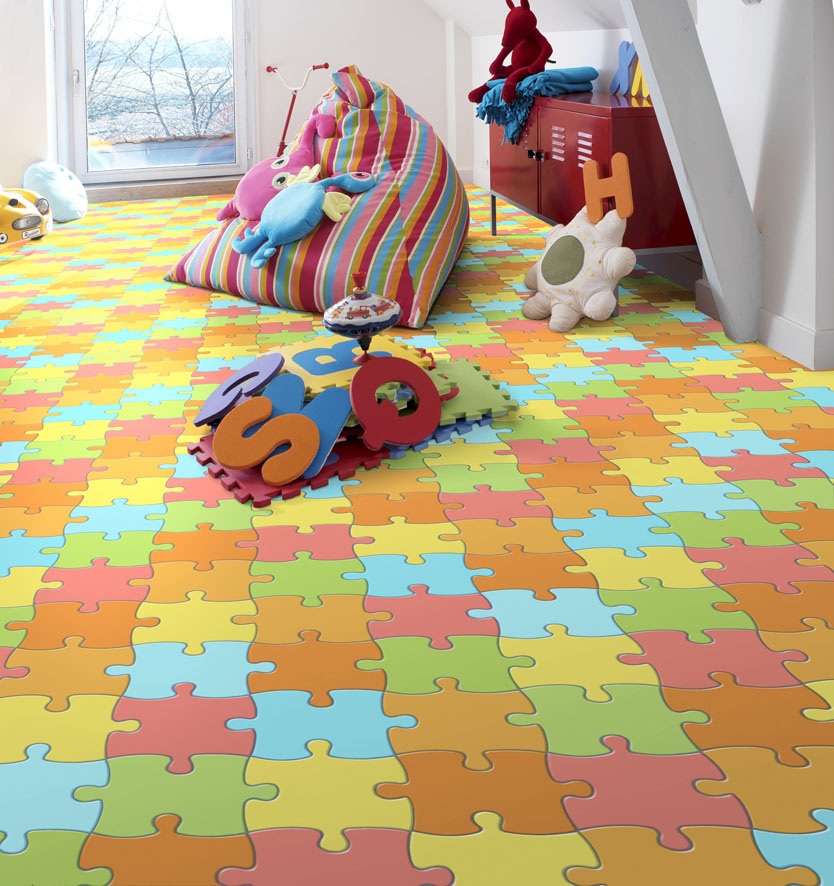 Playful Multicolor - com estampa de quebra-cabeças em cores primárias com certeza vai despertar a atenção dos pequenos que podem se divertir com as cores e formas.