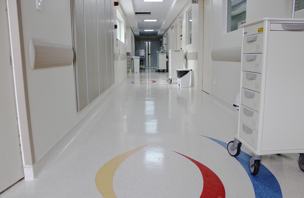 Piso vinílico iQ Granit decora Hospital de Itu