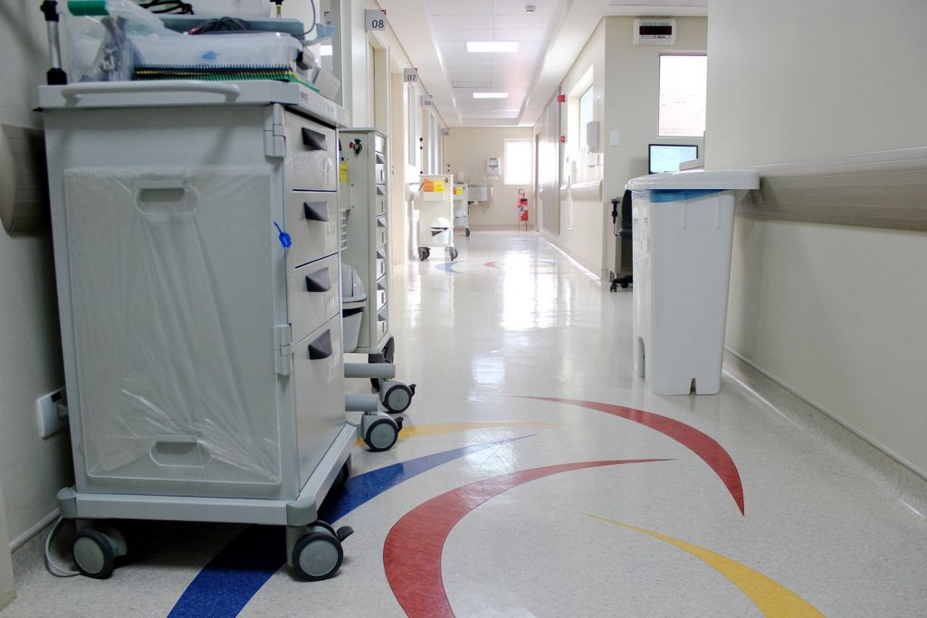 Detalhes coloridos do piso dão um toque de alegria ao ambiente hospitalar